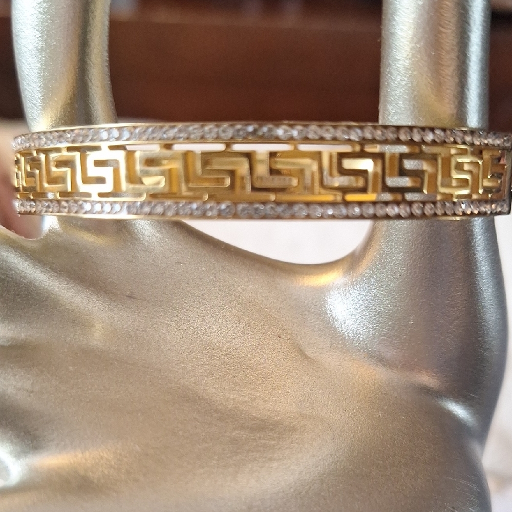 Elegant Gold Women's Bracelet - Picture 2 of 4
